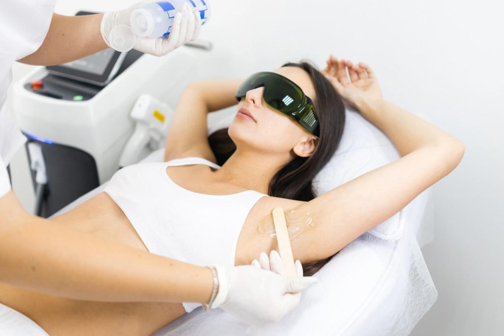 Cooling gel applied to the underarm during a professional laser hair removal course Woodlands.